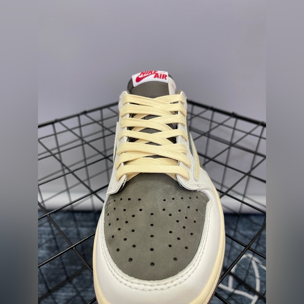 Travis Scott x Air Jordan 1 Retro Low OG 'Reverse Mocha' - Picture 8 of 9